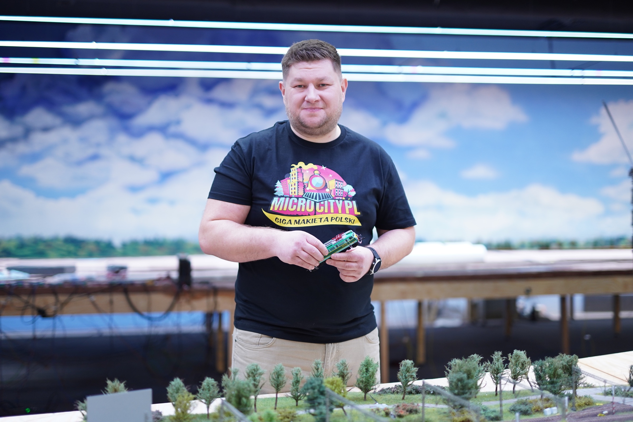 Sebastian Rzepa z modelem lokomotywy przy makiecie Micro City PL